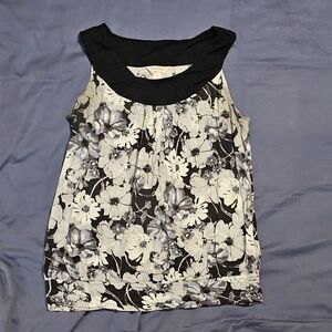 Chic Floral Sleeveless Blouse in Black and White